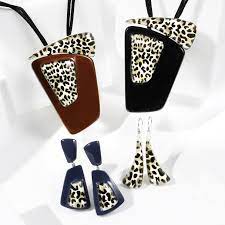 Zsiska Nina Animal Print Pendant Necklace - black or red